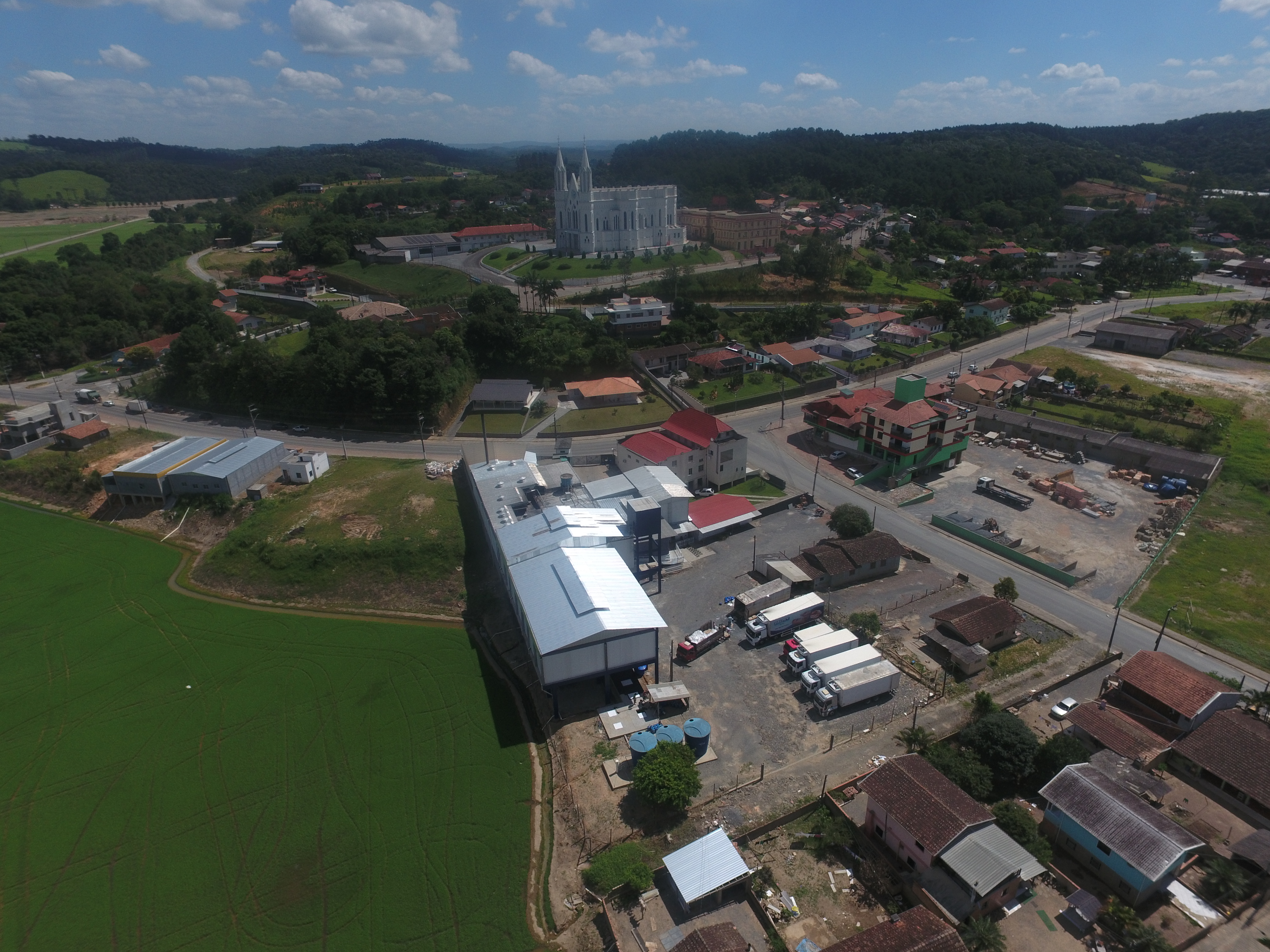 Vista aérea da fábrica Bonatti em Rio do Oeste, com a igreja ao fundo